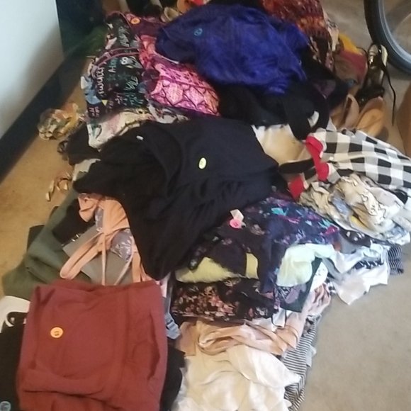 LOTS OF CLOTHES - Picture 4 of 9